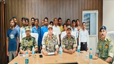 Naxalite Surrender News : 8 लाख का इनामी समेत 16 नक्सलियों ने किया आत्मसमर्पण