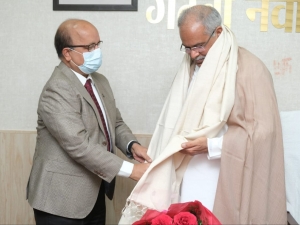 मुख्यमंत्री भूपेश बघेल से केन्द्रीय सिल्क बोर्ड के मुख्य कार्यपालन अधिकारी ने की सौजन्य मुलाकात