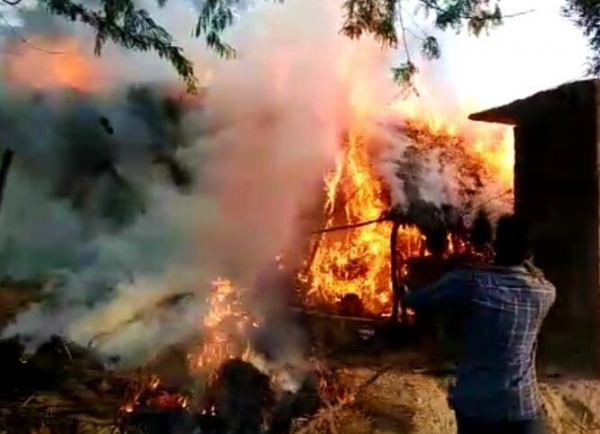 किसान के घर लगी आग, फायर ब्रिगेड के नहीं होने से करनी पड़ी मशक्कत, गृहस्थी का सामान खाक…