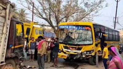 स्कूल बस को तेज रफ्तार ट्रक ने मारी टक्कर, ड्राइवर सहित कई स्कूली बच्चे घायल,अस्पताल में भर्ती