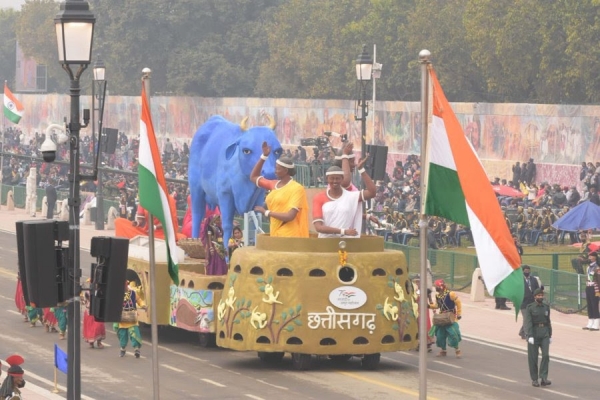 गणतंत्र दिवस पर छत्तीसगढ़ की गोधन न्याय योजना की कामयाबी का साक्षी बना राजपथ, झांकी देख केंद्रीय मंत्री स्मृति ने बजाई ताली, आपके वोट से जीतेगी CG की झांकी...