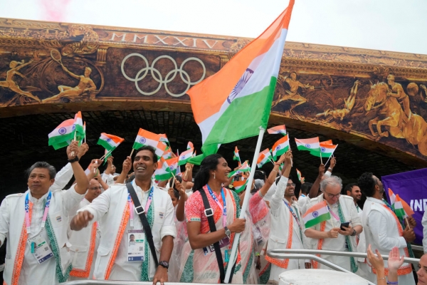 Paris Olympics 2024, LIVE Updates: पेरिस ओलंपिक की ओपनिंग सेरेमनी में लहराया तिरंगा, पीवी सिंधु-शरत कमल ने की भारतीय टीम की अगुवाई