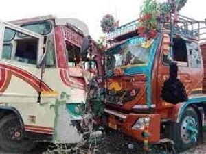 कोहरे के कहर से खड़े ट्रक से टकराई बस, 20 से अधिक यात्री घायल