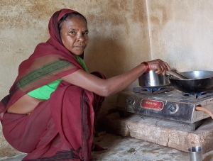 इस दिवाली, गरीब महिलाओं के हाथ नहीं रहेंगे खाली    हाथों में पैसा होने से खरीद पाएंगी जरूरी सामान