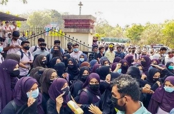 Hijab Controversy: कर्नाटक में आज से खुल गए कॉलेज, कुछ जगहों पर हिजाब को लेकर अड़ी छात्राएं, धारा 144 लागू...स्‍टूडेंट्स और कॉलेज प्रशासन के बीच हुई बहस