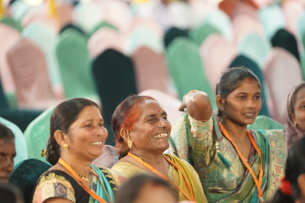 तीजा-पोरा तिहार की धूम: मुख्यमंत्री विष्णु देव साय के आमंत्रण पर मुख्यमंत्री निवास पहुंची बहनें लगवा रहीं मेहंदी, पहन रहीं चूड़ियां