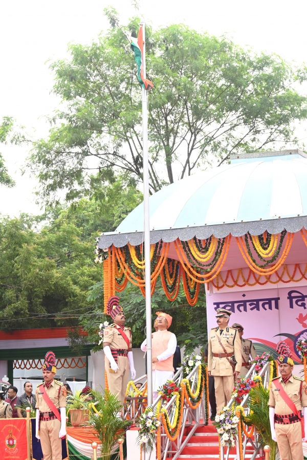 मुख्यमंत्री  विष्णु देव साय ने आज 78वें स्वतंत्रता दिवस के मौक़े पर राजधानी रायपुर के पुलिस परेड ग्राउंड में आयोजित मुख्य समारोह में ध्वजारोहण किया