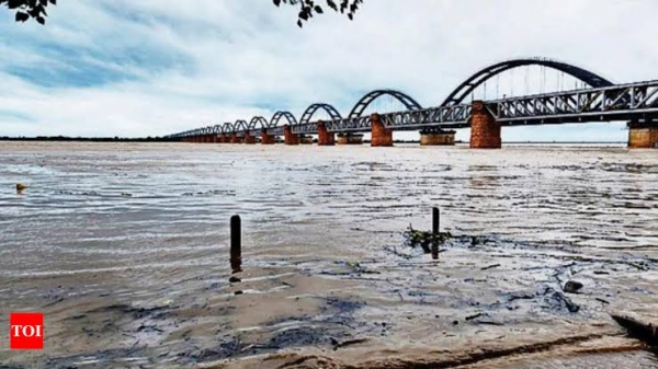 गोदावरी नदी का जल स्तर बढ़ा, छत्तीसगढ़-तेलंगाना हाईवे बंद, NH पर वाहनों की लगी लंबी कतार