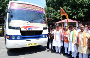 मुख्यमंत्री श्री विष्णु देव साय ने मां बम्लेश्वरी के दर्शन के लिए जा रहे श्रद्धालुओं की बस को झंडी दिखाकर किया रवाना*