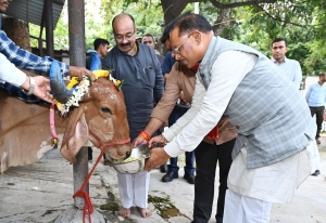 मुख्यमंत्री की सहजता ने सबका मन मोहा- गौ सेवक को अपने हाथों से खिलाया प्रसाद