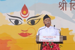 Mohan Bhagwat: विजयादशमी के मौके पर राष्ट्रीय स्वयंसेवक संघ के प्रमुख मोहन भागवत ने नागपुर के रेशम बाग मैदान में शस्त्र पूजन किया