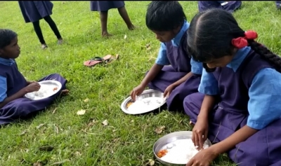 बुरा हाल: छत्तीसगढ़ में गरीब बच्चों के लिए न सब्जी न दाल सुखा चावल के साथ आम का अचार...जानिए पूरा मामला