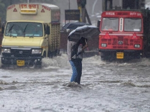 महाराष्ट्र में हो रही भारी बारिश, मुंबई की सड़कें हुई जलमग्न, इन इलाकों में येलो अलर्ट, जानिए अपने इलाके का हाल?