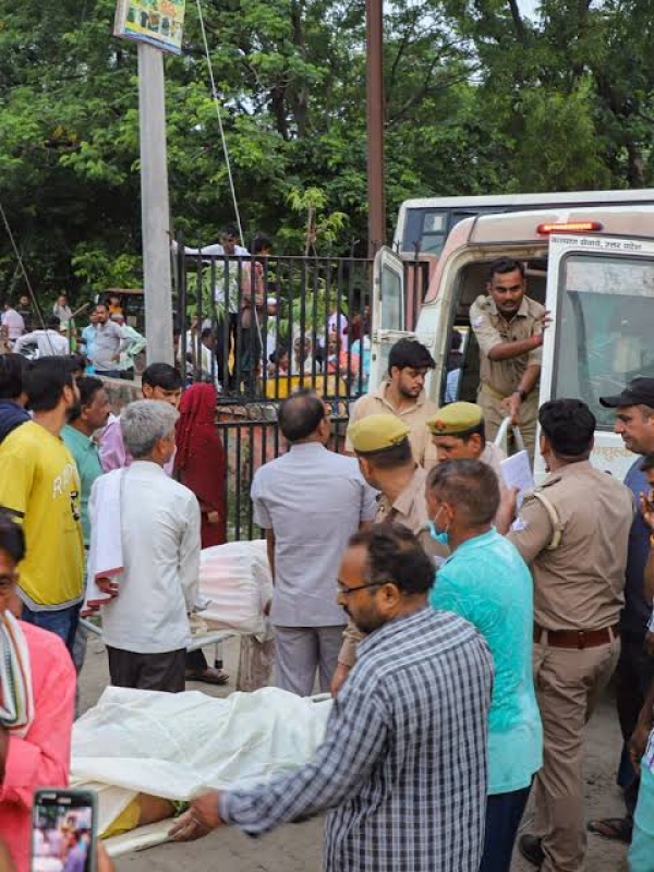 Hathras Stampede: &#039;रिटायर्ड जज की अध्यक्षता में हो हाथरस हादसे की जांच&#039;, CJI को भेजी गई सुप्रीम कोर्ट में दायर याचिका