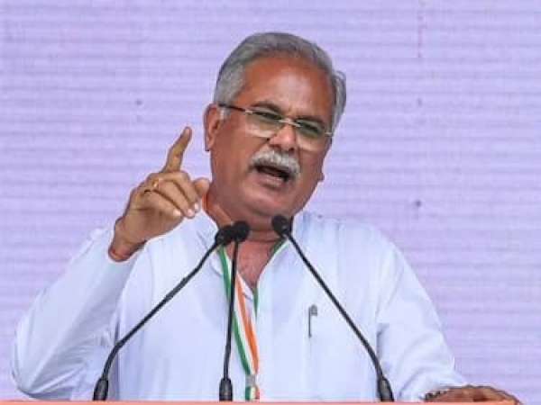 Chhattisgarh News: सीएम बघेल का अधिकारियों को सख्‍त निर्देश, जानें क्यों कहा-गोबर पेंट से ही करें सरकारी भवनों में रंग-रोगन