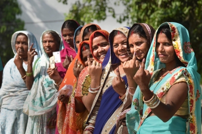 महिला वोटरों को चुनावी लॉलीपॉप, किस दल के लिए घाटे का सौदा हो सकता है? जानिए...