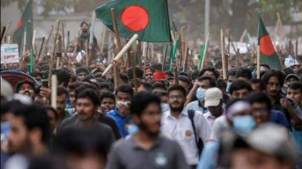 Bangladesh Protest बांग्लादेश में हिंसा और तख्तापलट के बाद भारत में फंसे कई बांग्लादेशी नागरिक परेशान हैं।