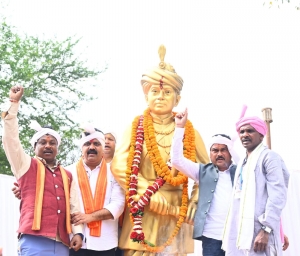 उप मुख्यमंत्री श्री विजय शर्मा ने जगदलपुर में शहीद गेंद सिंह की प्रतिमा का किया अनावरण