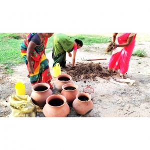 एक नज़र छत्तीसगढ़ के आत्मनिर्भर महिलाओं पर: खेतों की उपजाऊ क्षमता को बढ़ाने के लिए महिलाएं तैयार कर रहीं हैं ‘जीवामृत‘