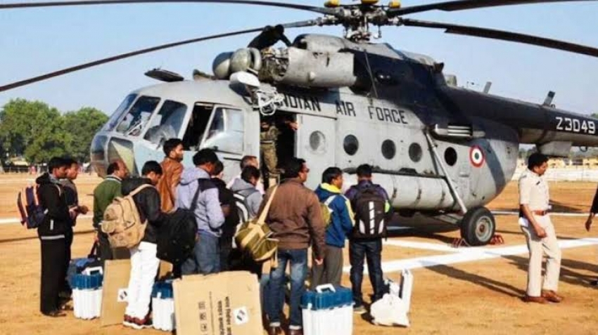 नक्सल प्रभावित क्षेत्रों के लिए एमआई-17 हेलिकॉप्टर से मतदान दल रवाना