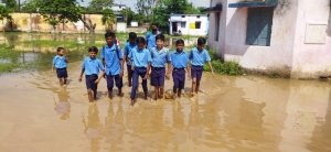गंदे पानी से होकर स्कूल जाने को मजबूर हैं बच्चे, अभी तक पानी निकास की व्यवस्था नहीं