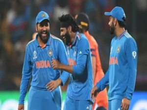 India vs Australia Live Score World Cup Final: महामुकाबला जारी, रोहित शर्मा के चौके-छक्के से स्टेडियम में मची हलचल, गिल हुए आउट