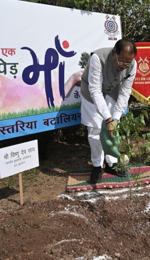 मुख्यमंत्री श्री विष्णु देव साय ने &quot;एक पेड़ मां के नाम&quot; अभियान के तहत सीआरपीएफ के बस्तरिया बटालियन परिसर में लगाया नीम का पौधा*