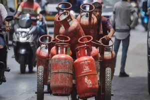 LPG Price Hike: 50 रुपए महंगा हुआ घरेलू गैस सिलेंडर, जानिए किस शहर में कितने में मिलेगा सिलेंडर