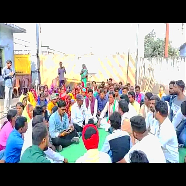SECL के खिलाफ विधायक ने दिया धरना, भारी प्रदूषण से परेशान है ग्रामीण