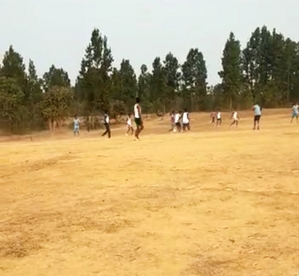 विरोध का अनोखा तरीका.. गांव के युवा खिलाड़ियों को नहीं मिली टी-शर्ट, तो गंजी पहनकर ही फुटबॉल खेलने मैदान में उतर गए खिलाड़ी।