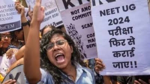 NEET परीक्षा रद्द करने की मांग : पटना में सड़कों पर उतरे छात्रों ने किया प्रदर्शन, पुलिस ने किया लाठी चार्ज…