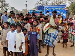 अब नक्सलियों के मुंह तोड़ जवाब के लिए ग्रामीणों ने बढ़ाया हाथ: जवानों को देख भागते थे, अब खुद आ रहे ग्रामीण:नक्सलियों के कोर इलाके में CRPF का शिविक एक्शन प्रोग्राम